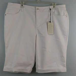NWT Baccini size 16 white stretch Bermuda shorts